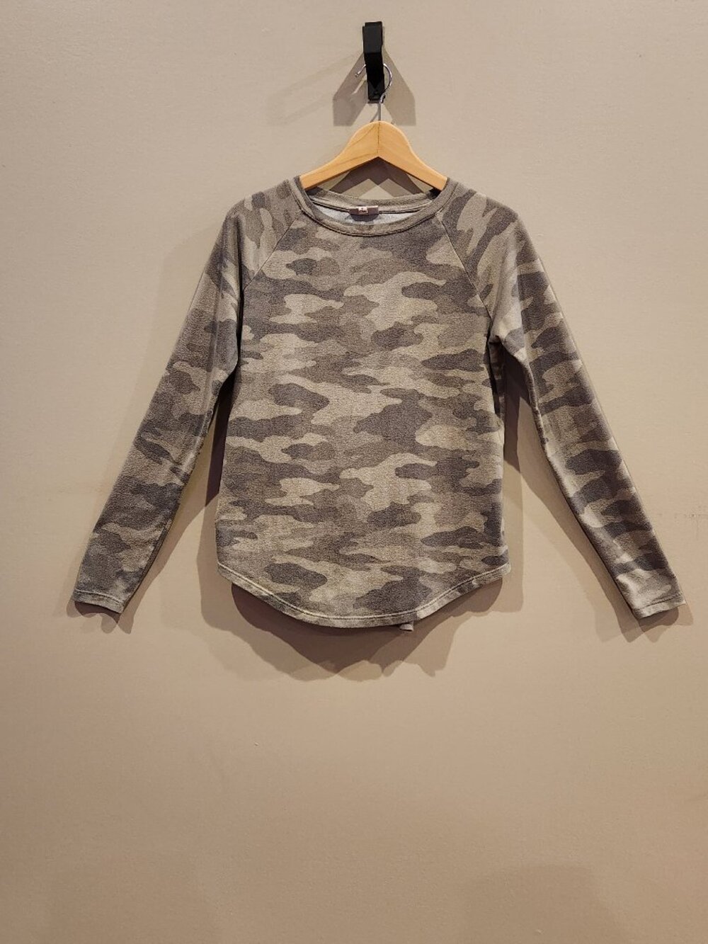 SO Women's Medium Gray Camo Long Sleeve Pullover Sweatshirt Soft Cozy